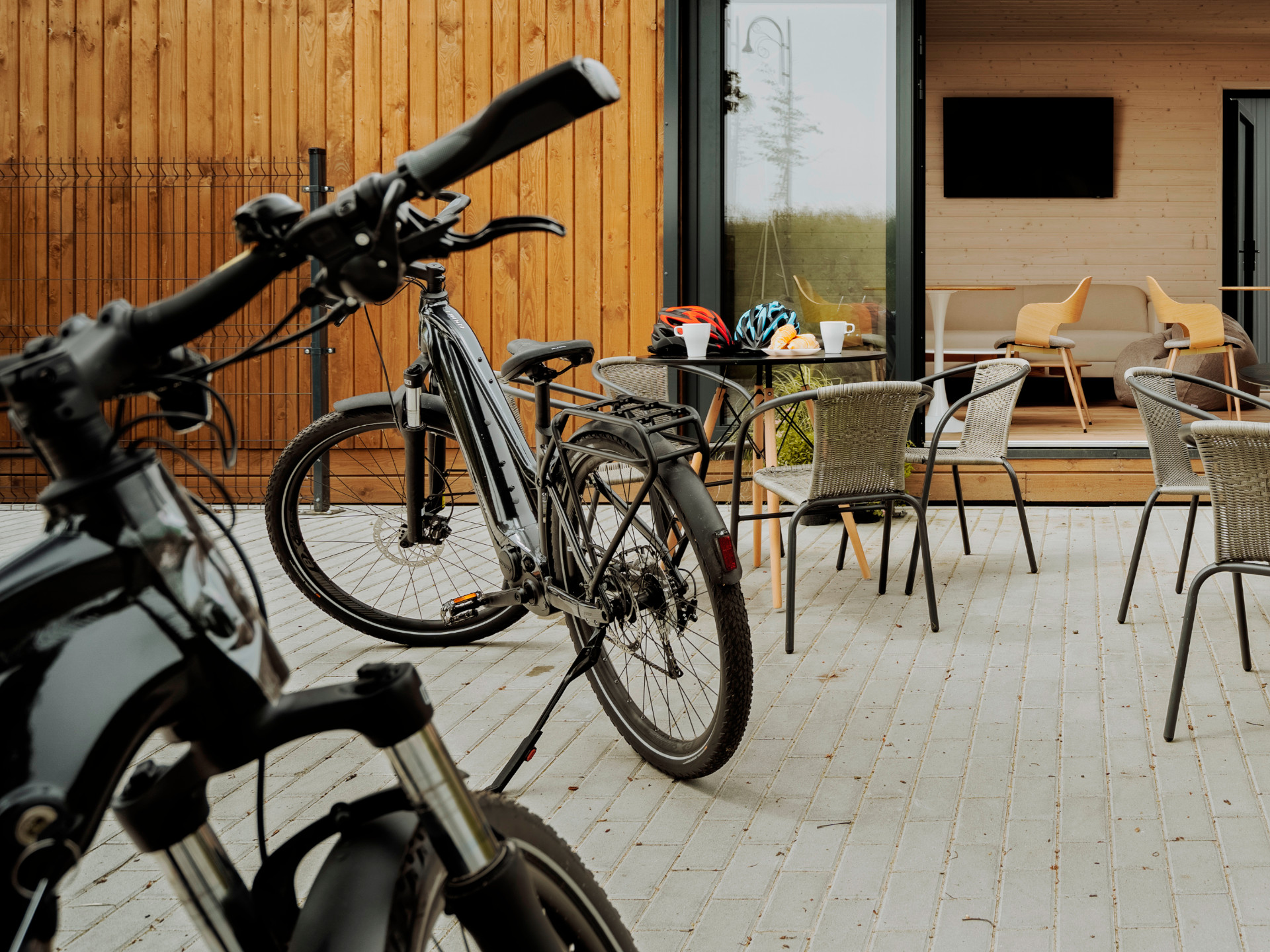 BED <div style="color:#ffffff">& BIKE</div>